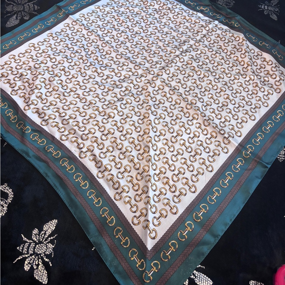 Elegant Chain Pattern Scarf